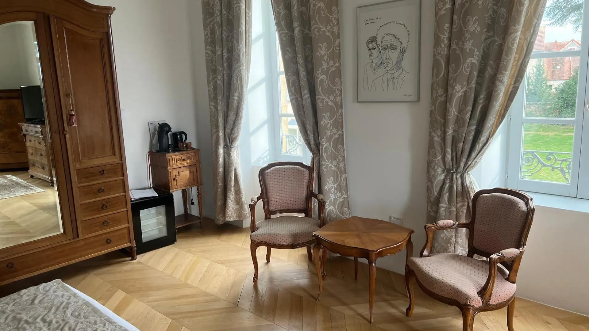 Chateau Camus Montmarault Bed & Breakfast
