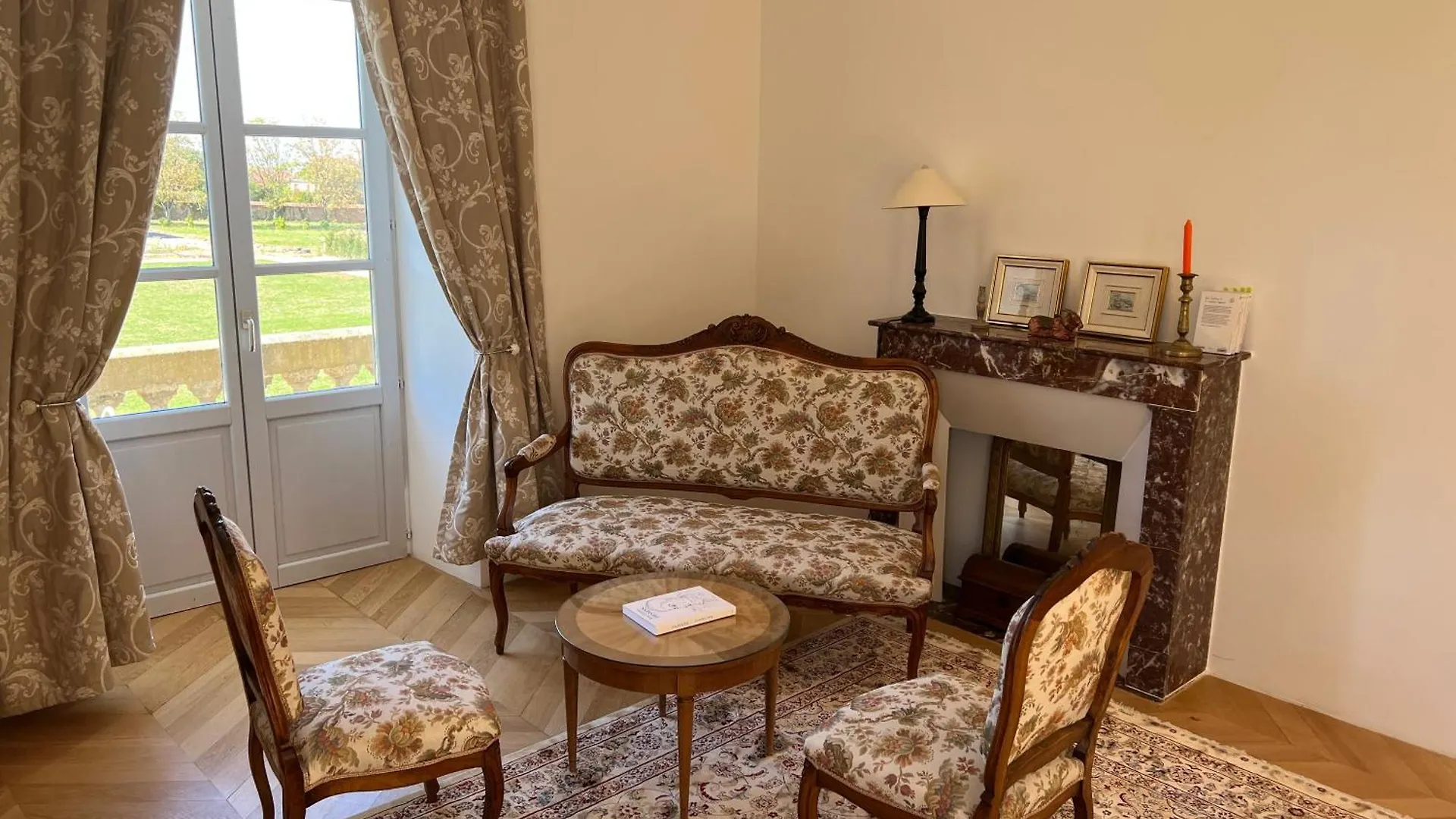Chateau Camus Montmarault Bed & Breakfast