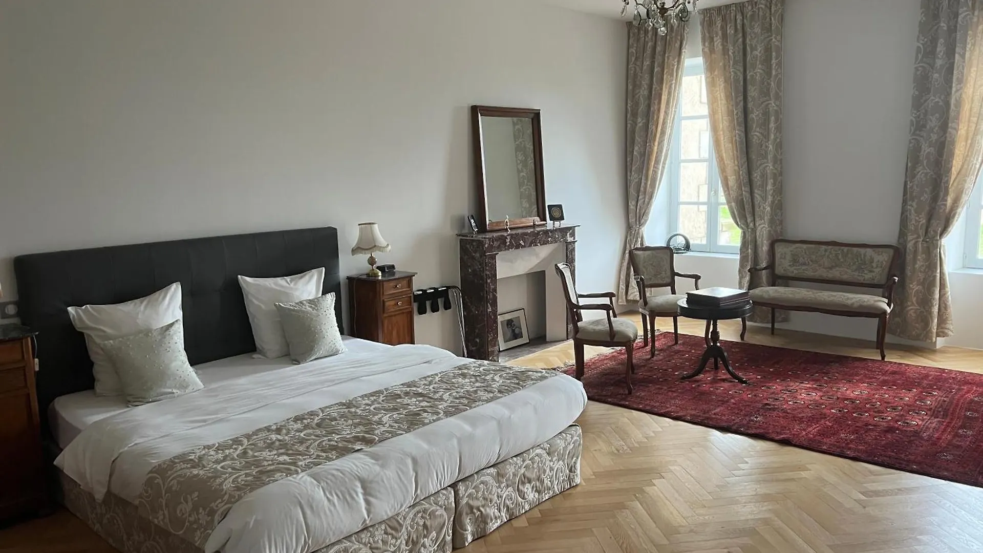 Chateau Camus Montmarault Bed & Breakfast