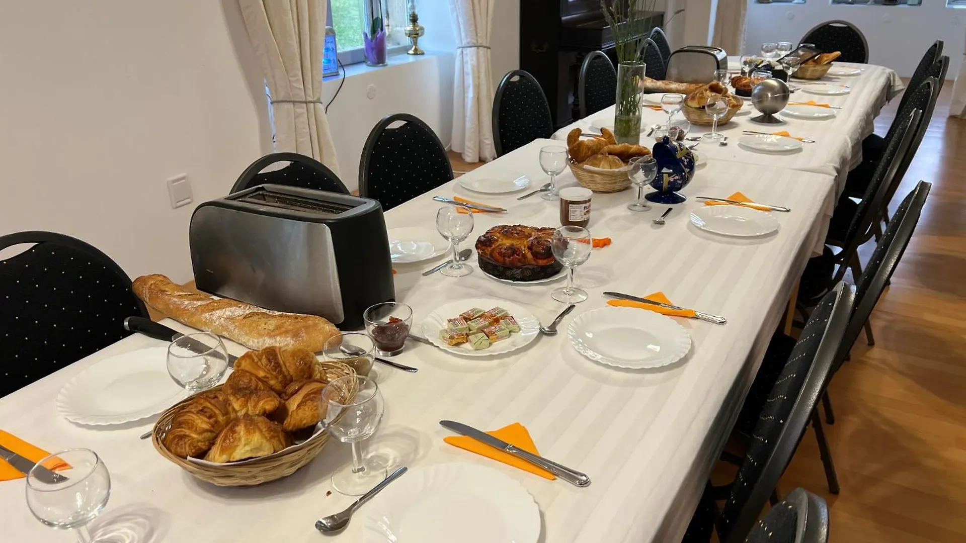 Chateau Camus Montmarault Bed & Breakfast